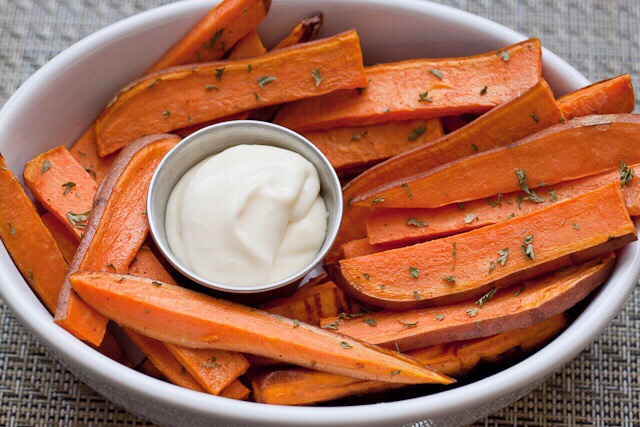 VAlentines Day recipes | Salmon with a side of sweet potato fries and yogurt sauce