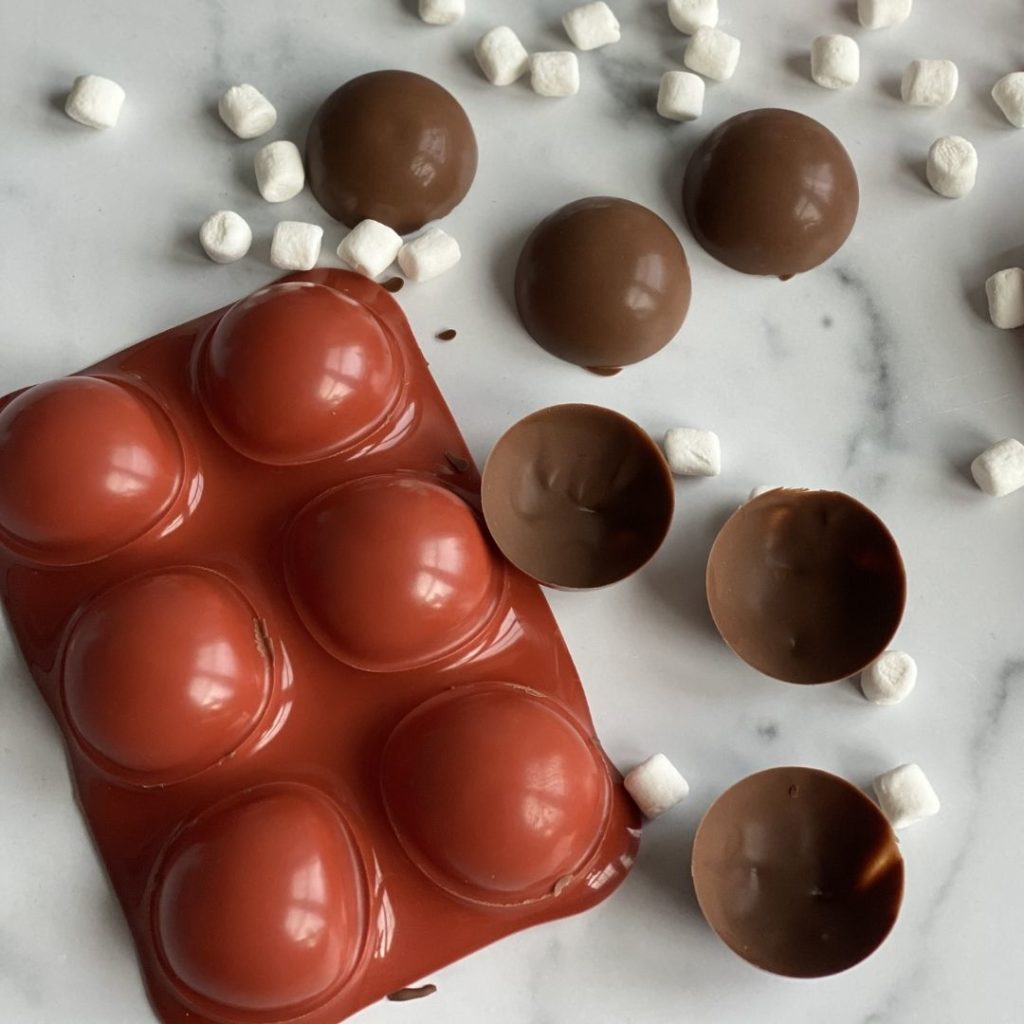 hot-chocolate-bombs-with-marshmallows
